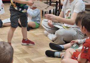 Chłopiec odbiera dyplom z zajęć Roar Dance