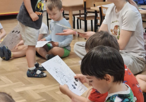 Dziecko odbiera dyplom na zakończenie zajęć Roar Dance
