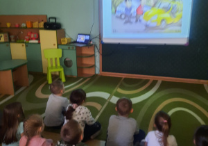 dzieci oglądaja film edukacyjny