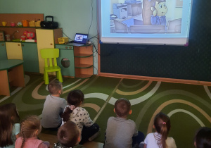 dzieci oglądaja film edukacyjny o policjancie