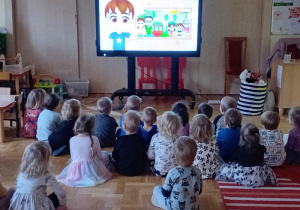 Dzieci oglądają bajkę edukacyjną nt. patriotyzmu