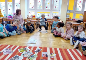 Dziewczynka pokazuje zdjęcie swojej rodziny