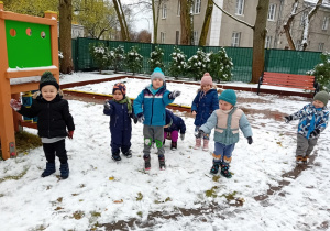 Dzieci bawią się śniegiem