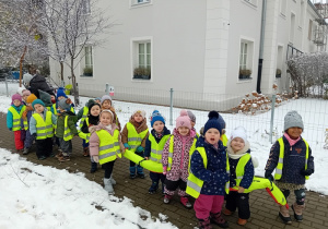 Dzieci spacerują w okolicach przedszkola