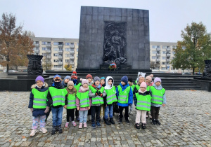 dzieci pozują do zdjęcia podczas wycieczki