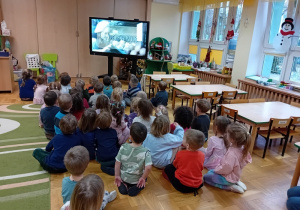 Dzieci oglądają film edukacyjny o cukiernictwie