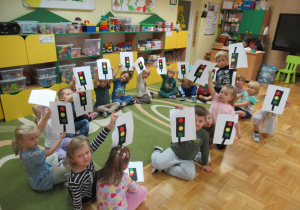 Dzieci prezentują prace plastyczne - sygnalizatory.