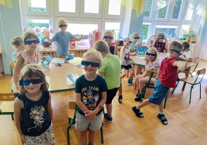 Dzieci w okularach trójwymiarowych