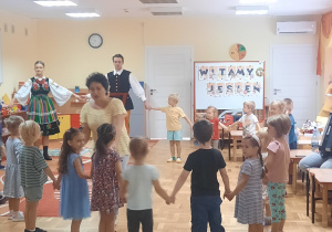 Dzieci tańczą podczas koncertu muzycznego