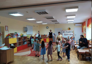 Aktywny udział podczas koncertu. Dzieci tańczą w kole