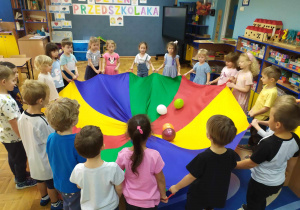 Zabawy z chustą i balonami z okazji Dnia Przedszkolaka