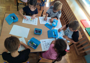 Zabawy stolikowe- dzieci podczas kolorowania