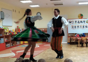 Tancerze w stroju łowickim prezentujący tradycyjny taniec