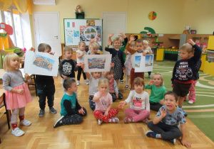 Dzieci prezentują ułożone obrazki.