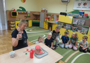 Dzieci obserwują eksperyment - wybuch wulkanu.