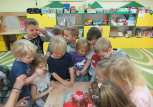 Dzieci obserwują eksperyment wulkan.