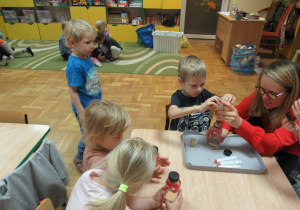 Dzieci wykonują pracę sensoryczną podczas warsztatów.