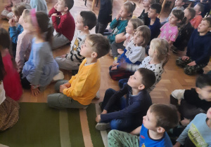 dzieci oglądają koncert muzyczny