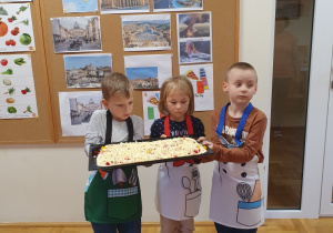 dzieci z wykonaną pizzą