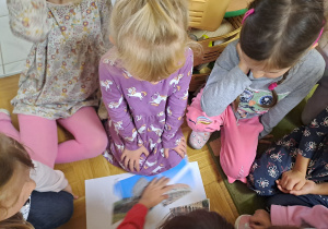 Dziewczynki układają ilustracje związane z Włochami