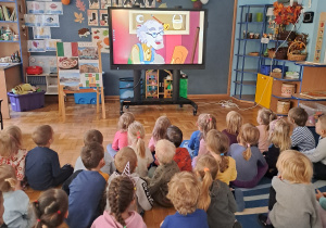 Dzieci podczas podróży po krajach Europy oglądają bajkę włoskiego autora pt. ,,Pinokio"