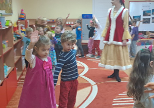 Dzieci tańczą podczas koncertu szlachecki taniec