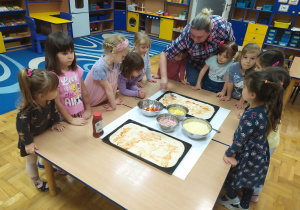 Dzieci w ramach tygodnia włoskiego przygotowują pizzę