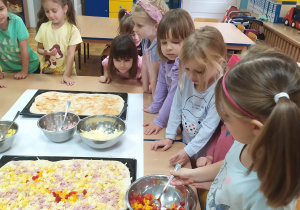 Dzieci podczas przygotowywania pizzy