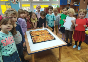 Dzieci po wykonaniu pizzy zasiadają do kosztowania efektów swojej pracy