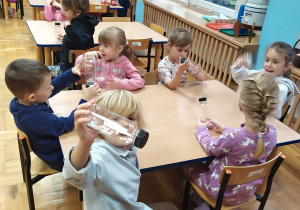 Dzieci w ramach warsztatów przygotowują butelki z płynem, który będzie zastępował krew