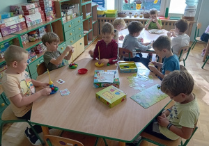 Dzieci grają w gry planszowe i zręcznościowe