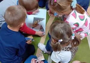 Dzieci układają obrazek