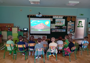 Dzieci oglądają film edukacyjny o wulkanach