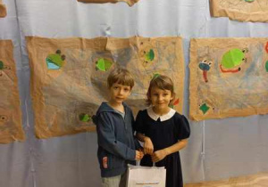 Dzieci trzymają nagrodę za udział w warsztatach