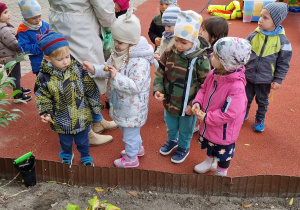 Dzieci stoją na placu zabaw.