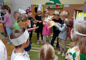 Dzieci podają sobie kapelusz