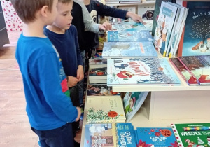 Dzieci oglądają książki w księgarni