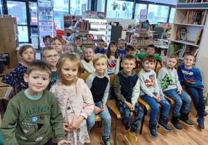 Dzieci siedzą w księgarni