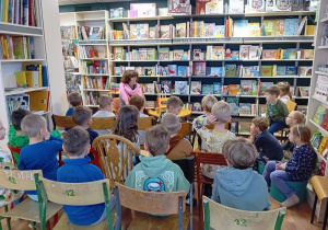 Dzieci uczestniczą w warsztatach w księgarni