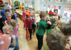 Dzieci tańczą w parach podczas zabawy w Dniu Postaci z Bajek.
