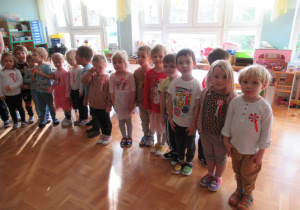 Dzieci stoją podczas śpiewania Hymnu Polski.