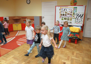 Dzieci tańczą podczas koncertu.