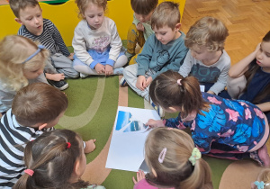 Dzieci układają puzzle dotyczące Finlandii