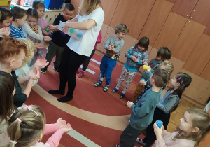 Dzieci podczas zabawy na zajęciach o wirusach i bakteriach