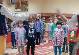 Dzieci poznają kroki tańca śląskiego