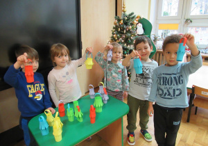 Dzieci prezentują prace plastyczne - lampiony.