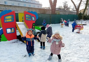 Dzieci bawią się na placu zabaw