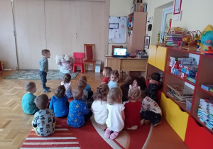 Dzieci oglądają film edukacyjny