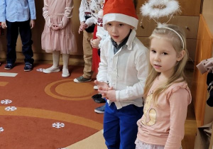 Występ Dzieci podczas warsztatów świątecznych z Rodzicami