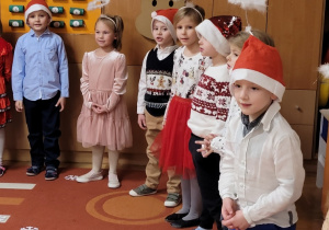 Występ Dzieci podczas warsztatów świątecznych z Rodzicami